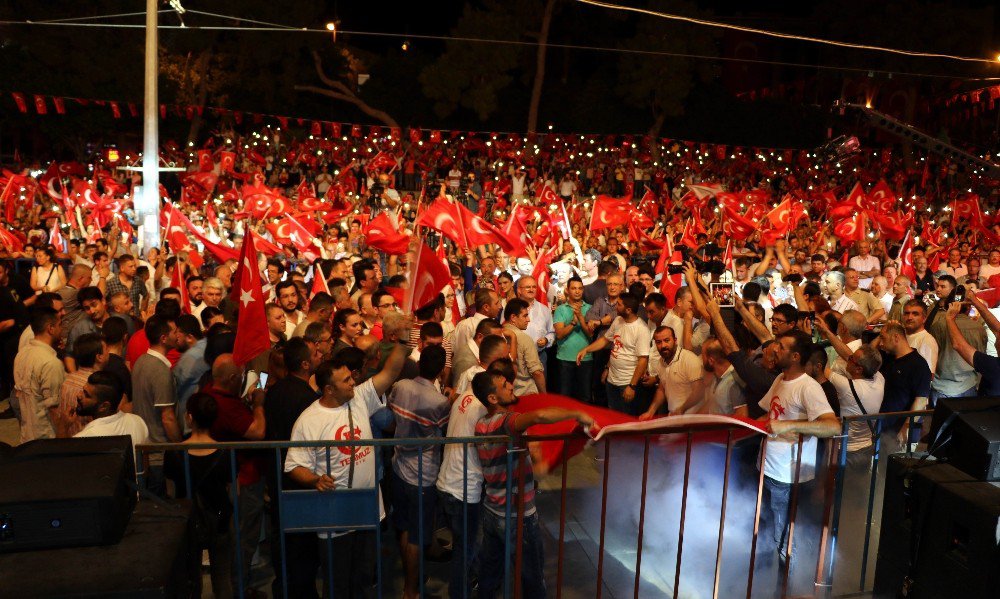 Antalya’da On Binler Demokrasi Nöbeti İçin Meydanları Doldurdu