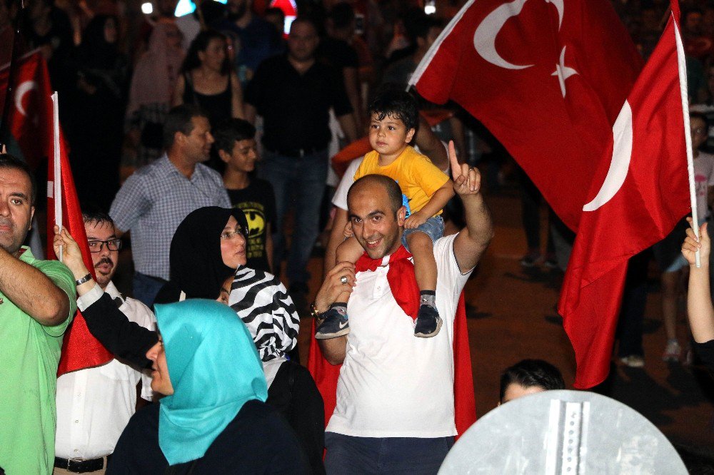 Antalya’da On Binler Demokrasi Nöbeti İçin Meydanları Doldurdu