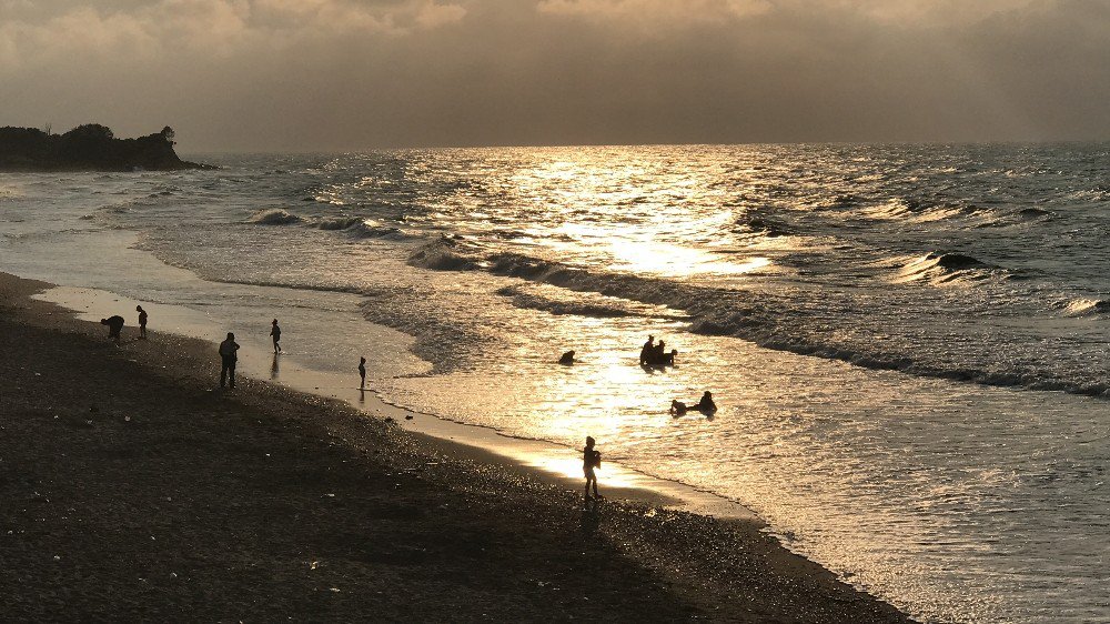 Batı Karadeniz’de Dev Dalgalar Sahilleri Dövüyor