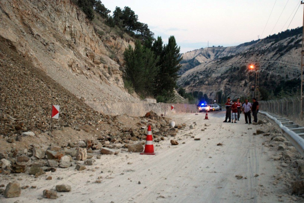 Beypazarı-karaşar Yolunda Heyelan