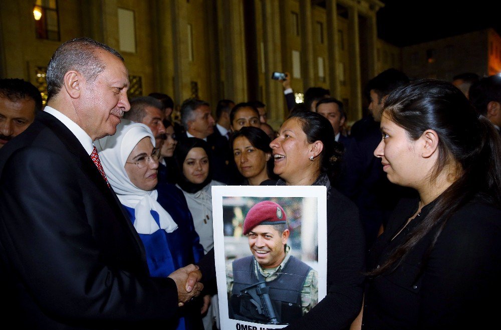 Cumhurbaşkanı Erdoğan, Ömer Halisdemir’in Eşi Ve Kızıyla Buluştu