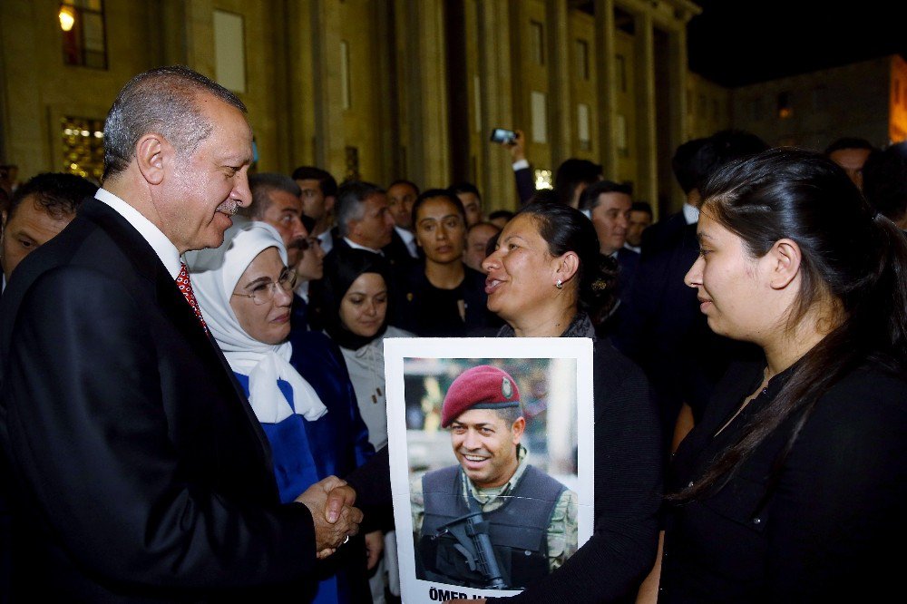 Cumhurbaşkanı Erdoğan, Ömer Halisdemir’in Eşi Ve Kızıyla Buluştu