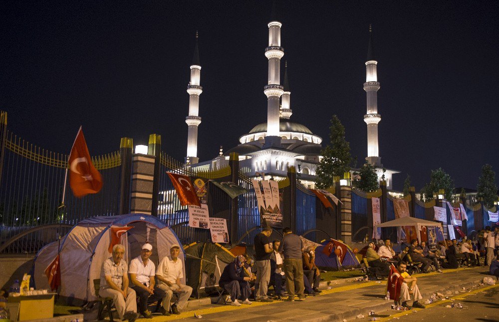 Cumhurbaşkanlığı Külliyesi Önünde Heyecanlı Bekleyiş