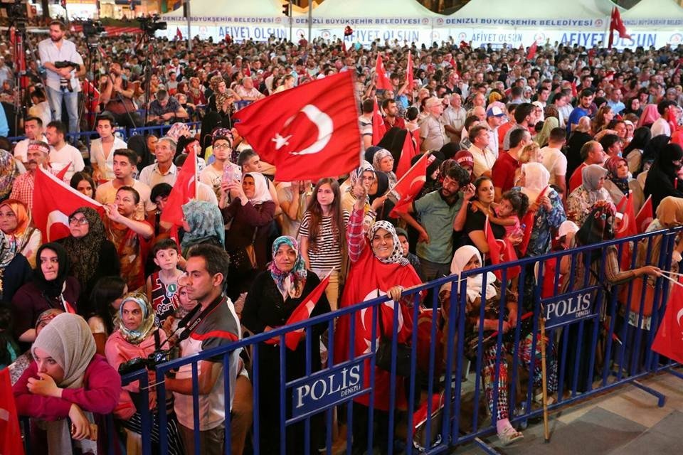 Denizli’de Vatandaşlar Demokrasi Nöbetinde Buluştu