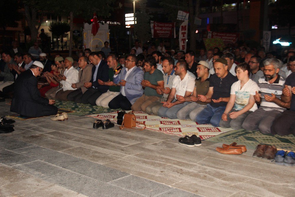 Demokrasi Nöbeti Tutan Vatandaşlar Sabah Namazını Meydanda Kıldı