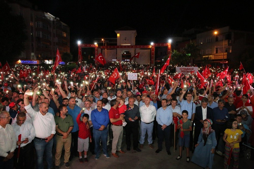 Darıca’da On Binler Demokrasi Nöbetinde Buluştu