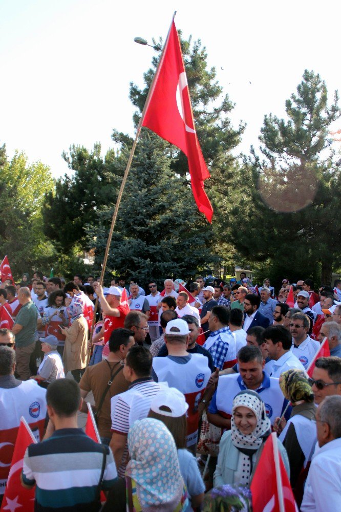 Memur-sen Konfederasyonu 15 Temmuz Şehitleri İçin Yürüdü