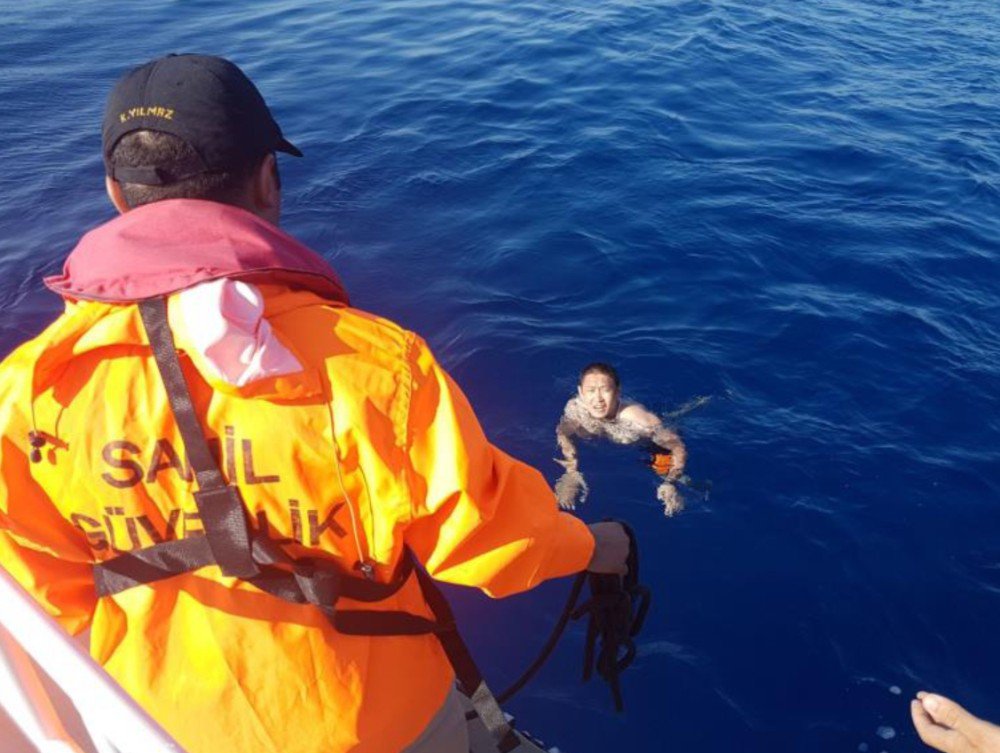 Tek Kişilik Lastik Botu Kürekleriyle Çekip Yunanistan’a Gitmeyi Hedefliyordu