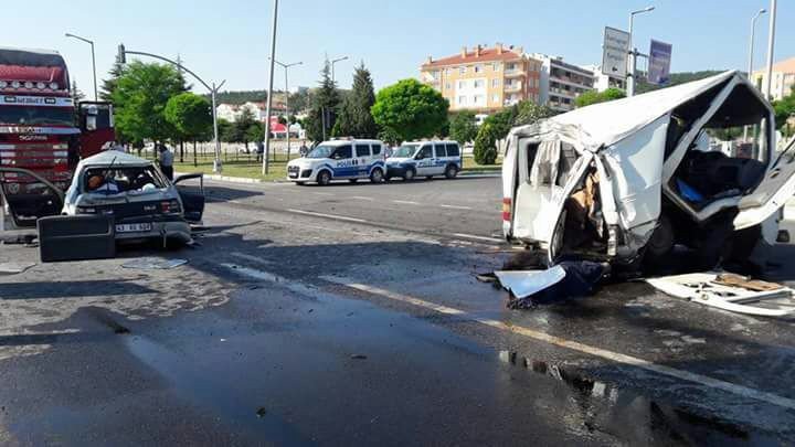 Sebze Yüklü Kamyon Işıkta Bekleyen Araçlara Çarptı: 1 Ölü, 5 Yaralı