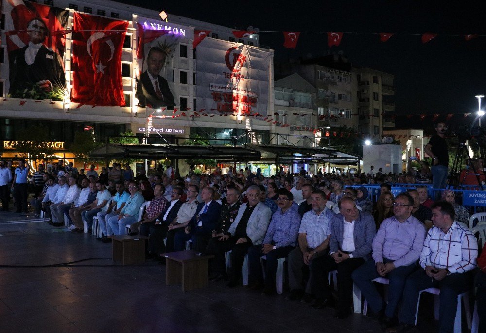 Manisa’da Mehter Eşliğinde Demokrasi Nöbeti