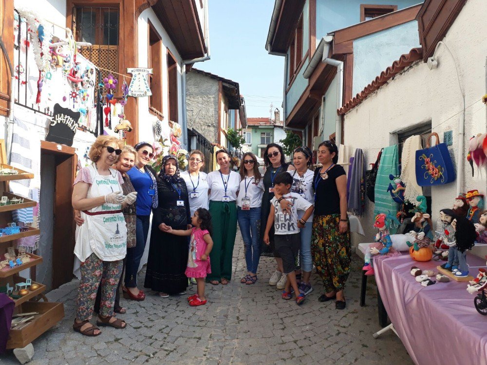 Tarihi Sokakta El Emeği Ürünler Sergilendi