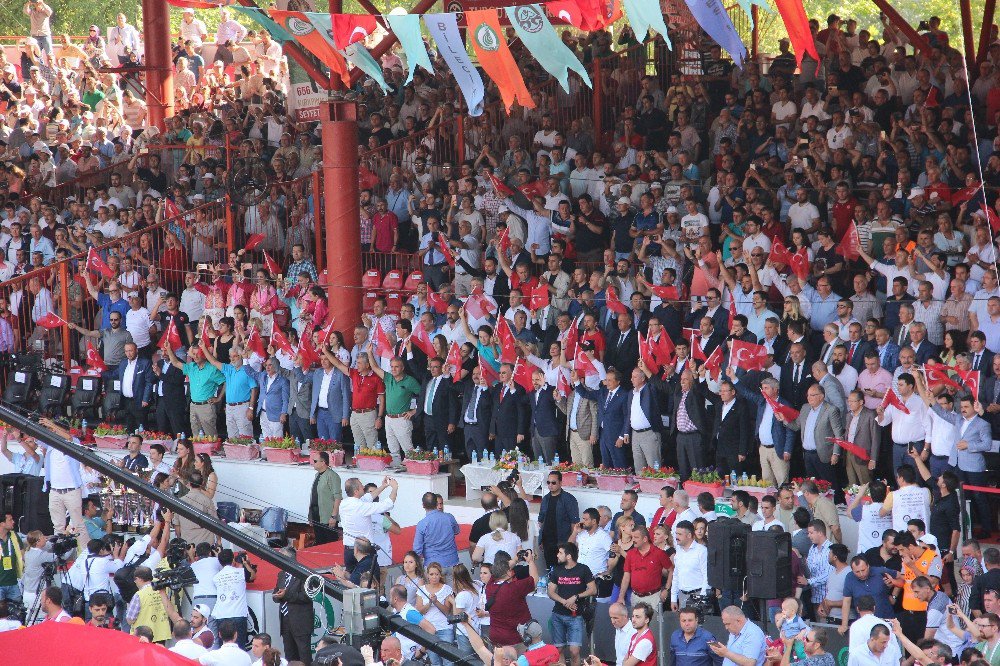 Kırkpınar’da Dev Türk Bayrağı Şehitler İçin Açıldı