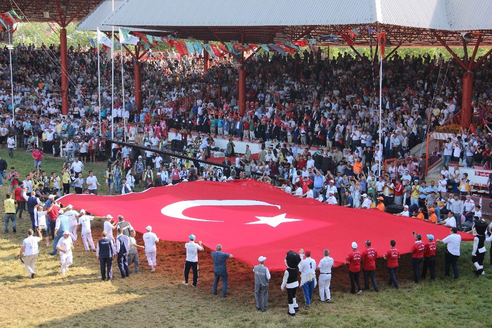 Kırkpınar’da Dev Türk Bayrağı Şehitler İçin Açıldı