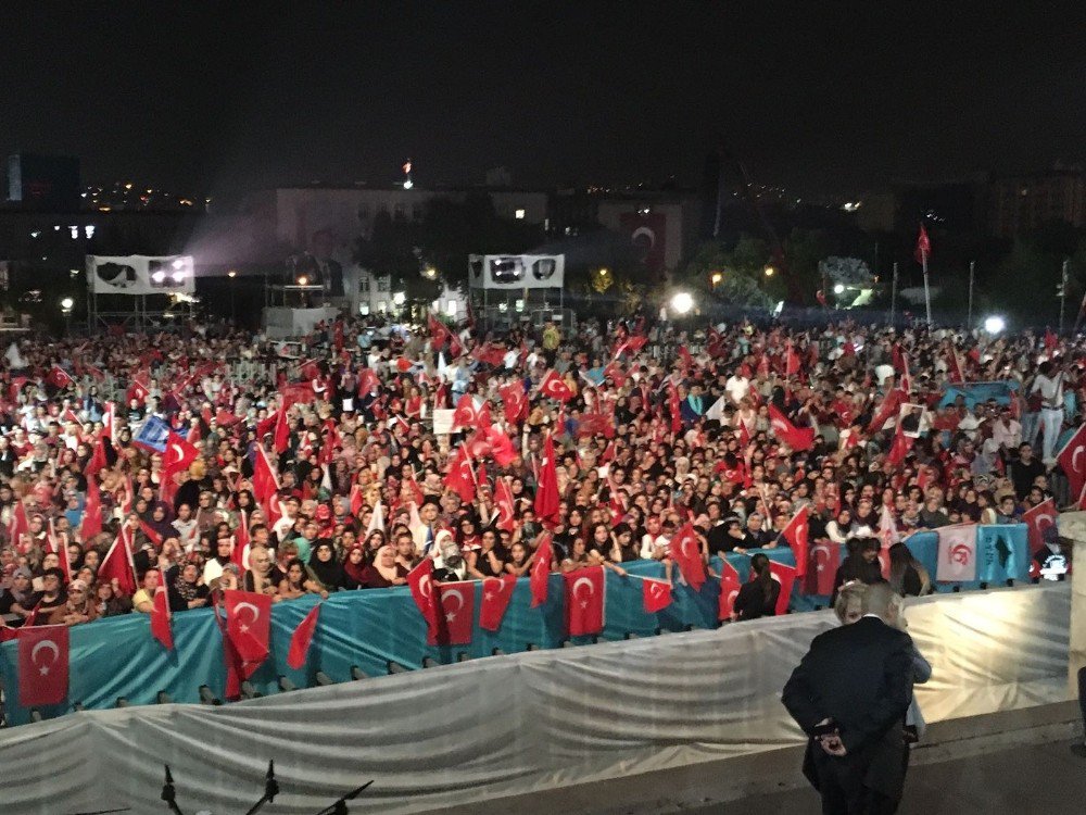 Tbmm Önünde Vatandaşlar Toplanmaya Başladı