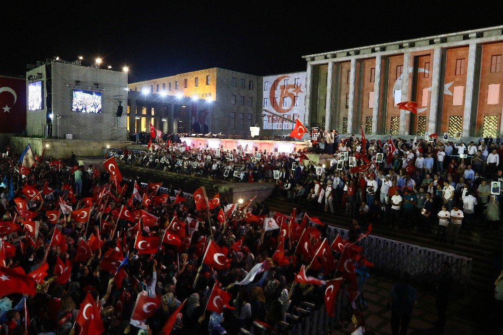 Binlerce Vatandaş Erdoğan’ın Meclis’e Gelişini Bekliyor