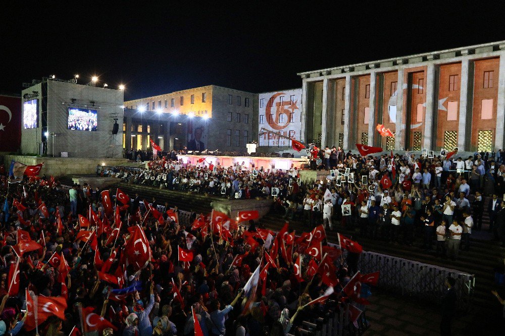 Binlerce Vatandaş Erdoğan’ın Meclis’e Gelişini Bekliyor