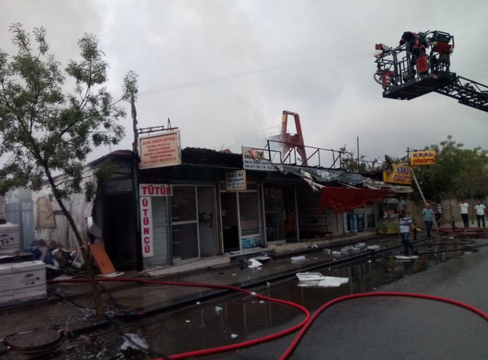 Ümraniye’de Yapı Market Malzemeleri Deposunda Büyük Yangın