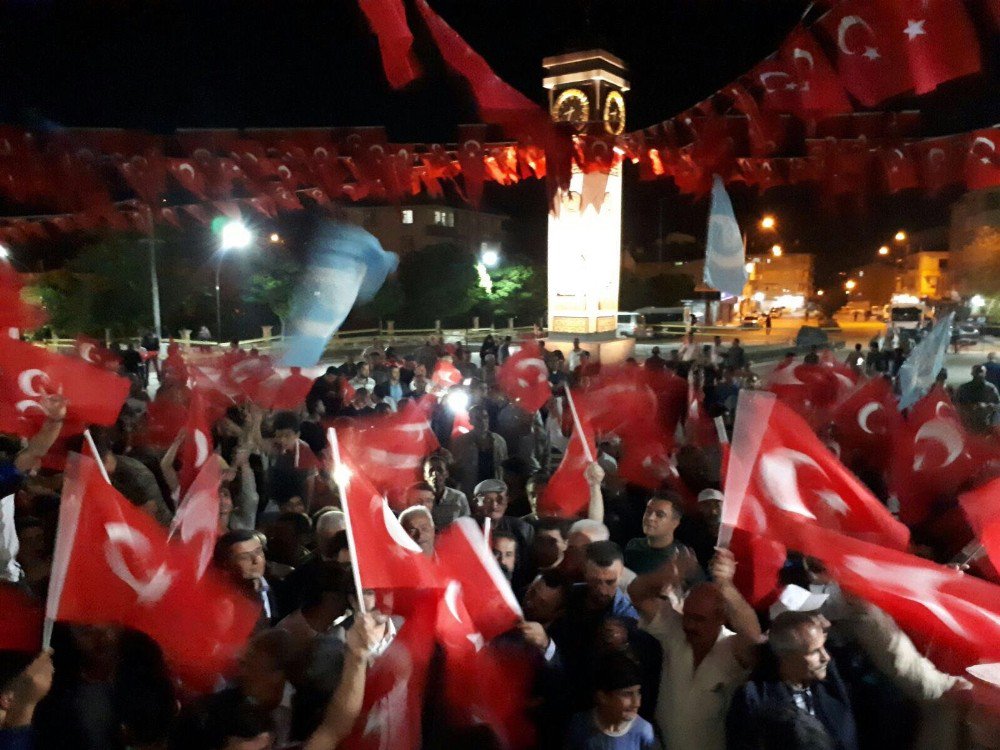 Gevaş’ta 15 Temmuz Nöbeti