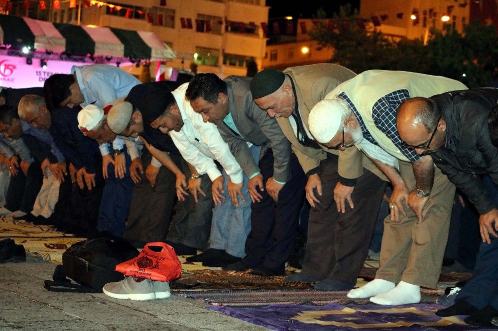 Demokrasi Nöbetindeki Yozgatlılar Sabah Namazını Meydanda Kıldı