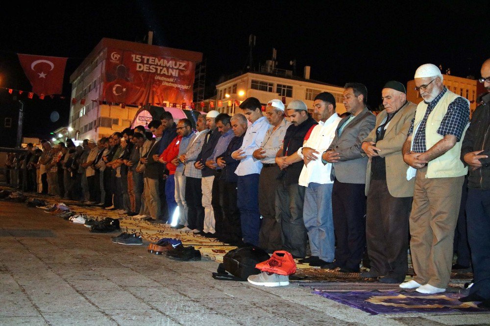 Demokrasi Nöbetindeki Yozgatlılar Sabah Namazını Meydanda Kıldı