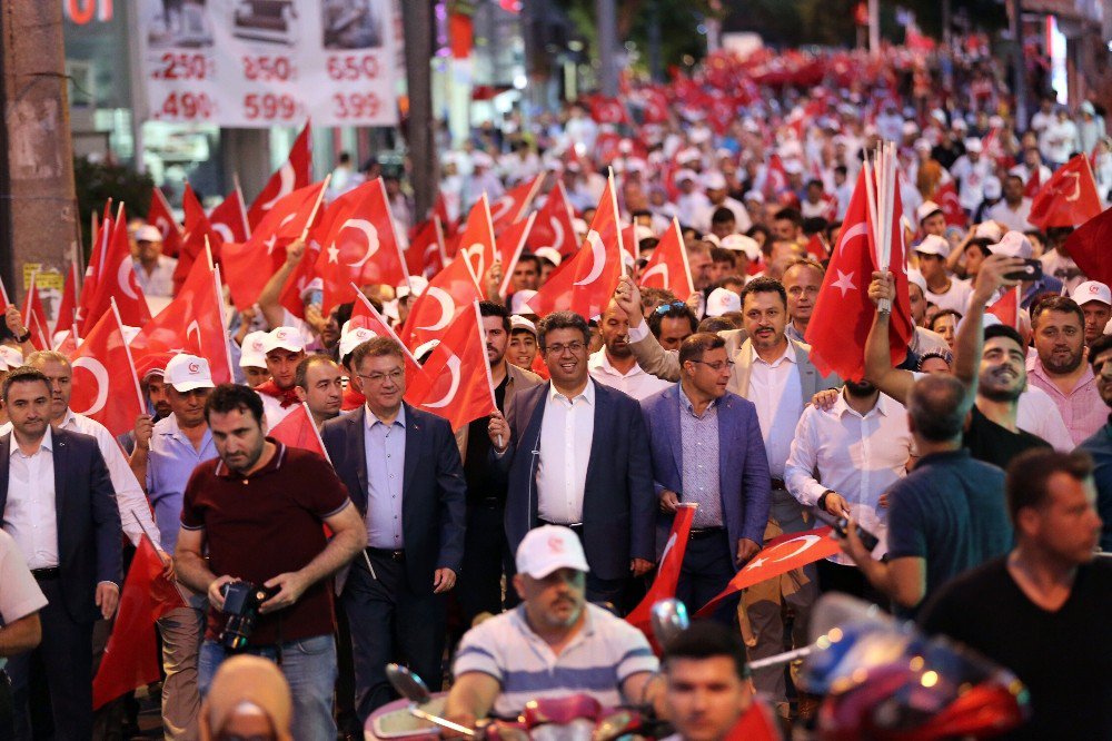 Onbinler, Şeref Meydanı’nda Demokrasiye Sahip Çıktı