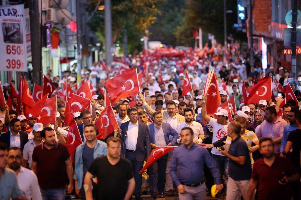 Onbinler, Şeref Meydanı’nda Demokrasiye Sahip Çıktı