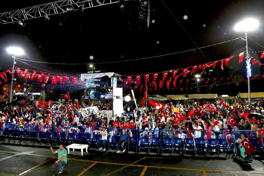 Bağcılarlılar, Yağmurlu Havaya Aldırış Etmeden Demokrasi Nöbeti Tuttu