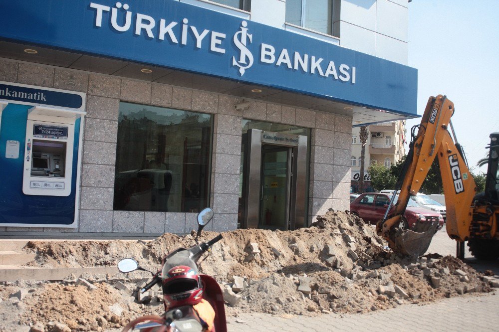 Yıkım Kavgasında İş Bankası Şubelerine Kanalizasyon Ablukası