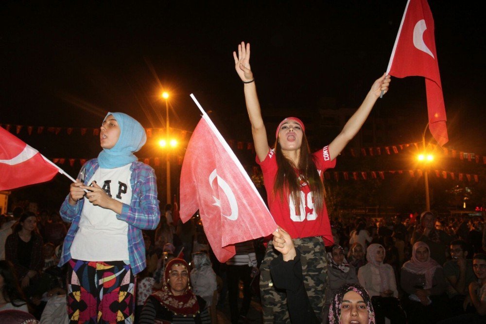 Demokrasi Nöbetinin İkinci Gününde Meydanlar Dolup Taştı