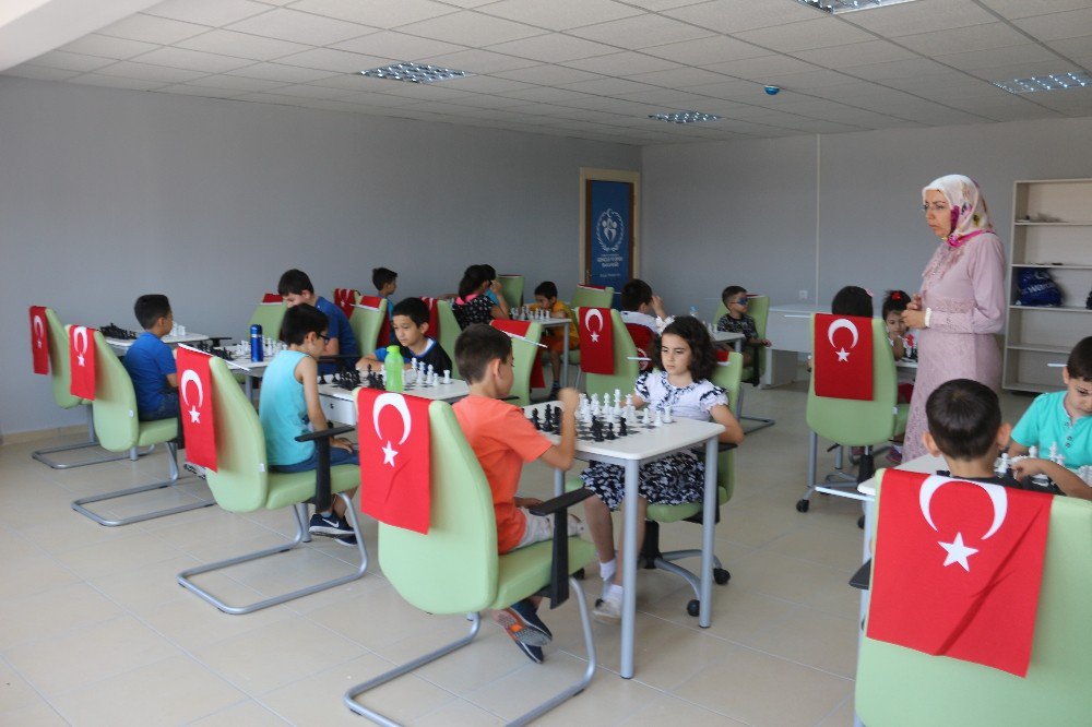 Karahisar Gençlik Merkezi 15 Temmuz Anısına Satranç Turnuvası Düzenledi