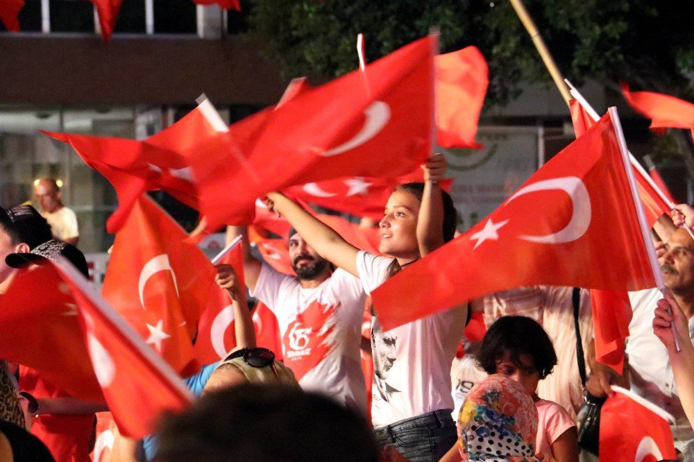 Demokrasi Nöbetinin İkinci Gününde Antalya’da Meydanlar Boş Kalmadı