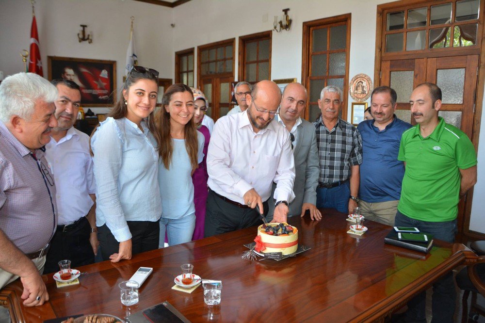 Başkan Özcan’a Personelinden Sürpriz Doğum Günü