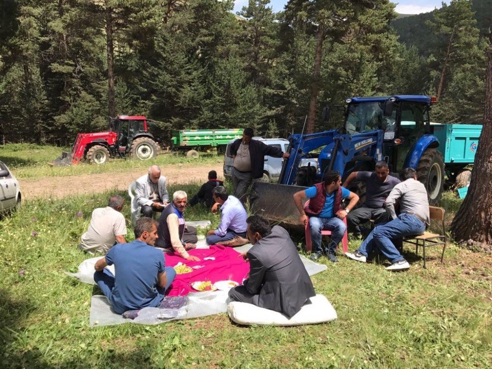 Çiftçiler Ot Biçimi Öncesinde Ağbaba Dağı Şehitlerine Dua Ettiler