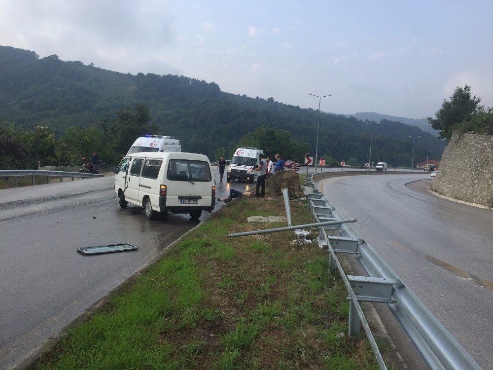 Kontrolden Çıkan Minibüs Elektrik Direğine Çarptı