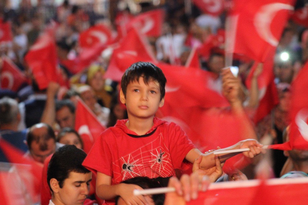 Denizli’deki Vatandaşlar Nöbette Uğur Işılak’la Coştu