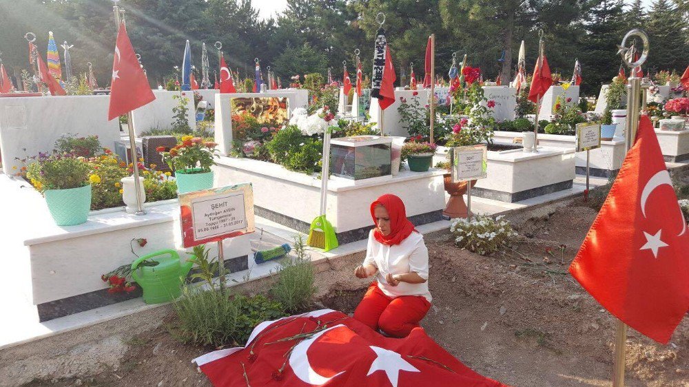 Algın’dan Şehit Paşanın Mezarına Türk Bayraklı Ziyaret