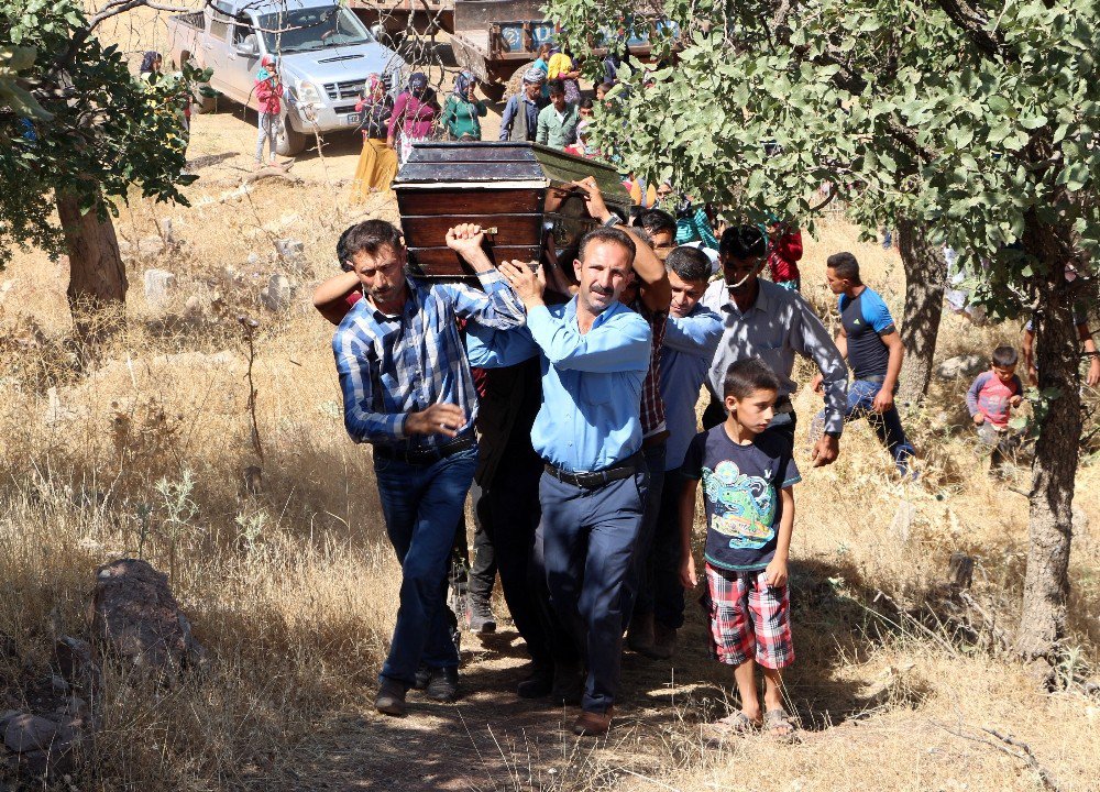 Teröristlerin Katlettiği Çoban Toprağa Verildi