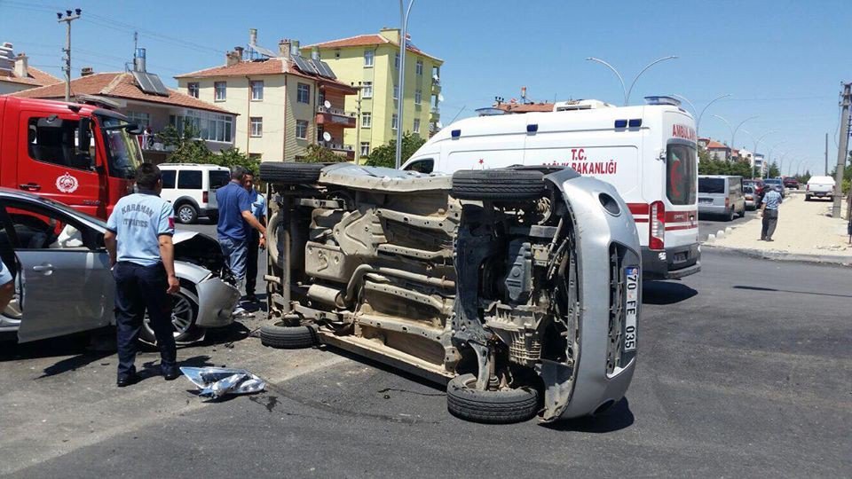 Karaman’da Otomobille Hafif Ticari Araç Çarpıştı: 3 Yaralı