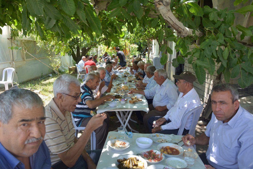 49 Yıllık Asker Arkadaşları Sosyal Medya Sayesinde 15 Yıldır Bir Araya Geliyor