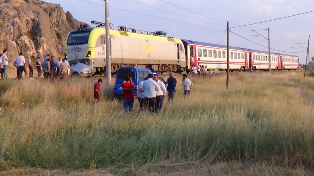 Kütahya’da Raybüsle Otomobil Çarpıştı: 1 Ölü, 3 Yaralı