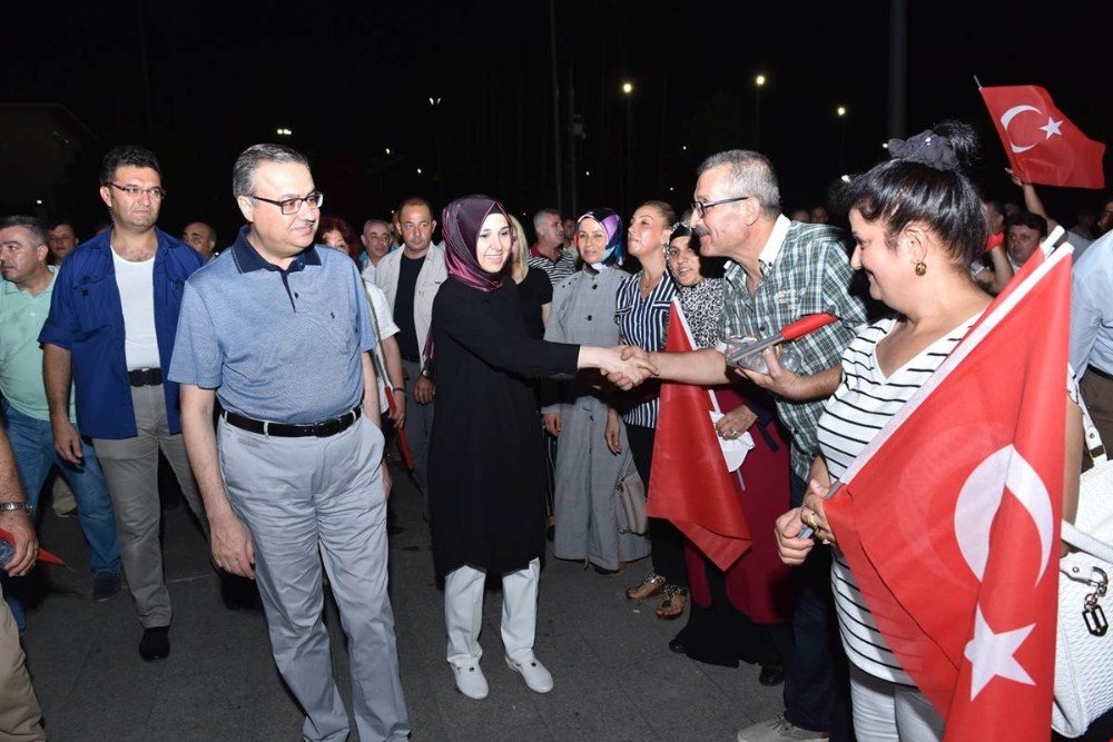 Vali Su, Demokrasi Nöbetinin İkinci Gününde De Vatandaşlarla Birlikte Oldu