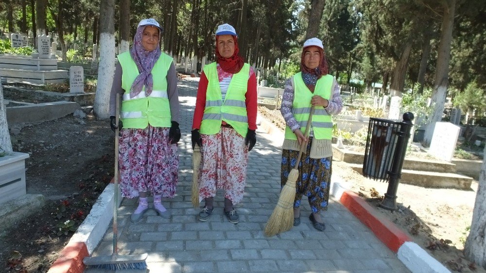 Bigadiç’te, Mezarlıkların Temizliğini Kadınlar Yapıyor