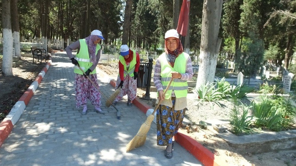 Bigadiç’te, Mezarlıkların Temizliğini Kadınlar Yapıyor