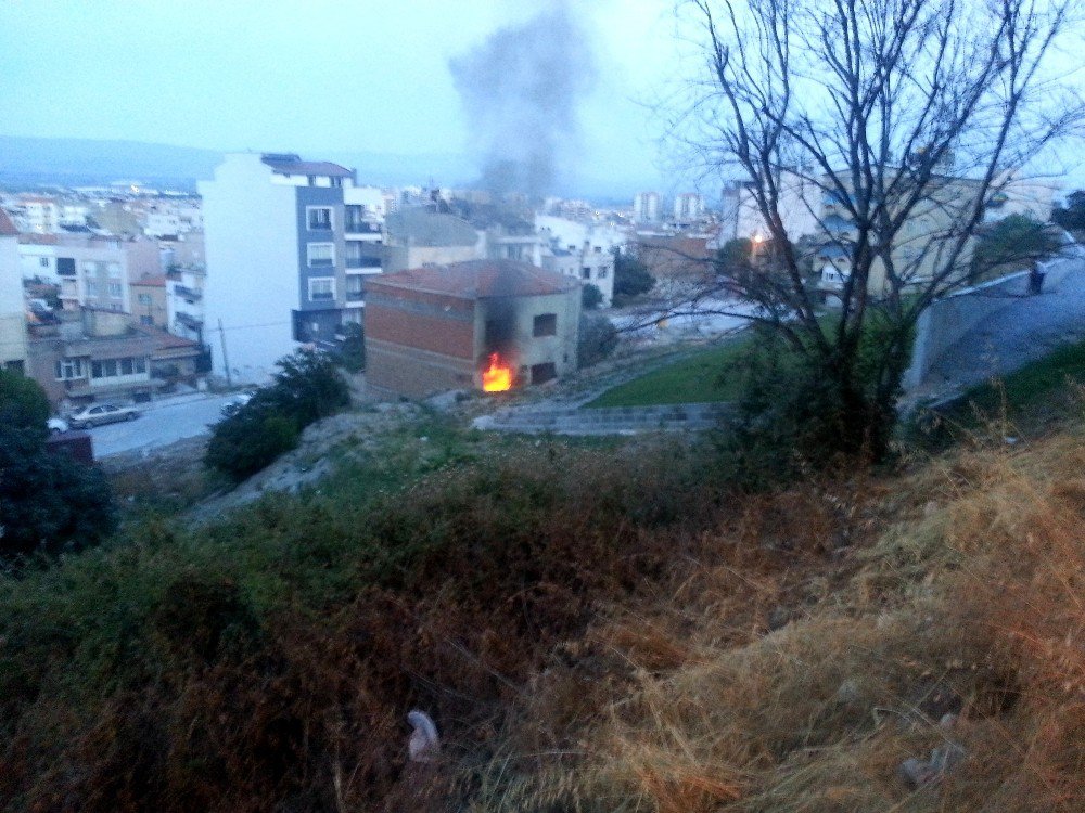 Söke’de Boş Binada Çıkan Yangın Kokuttu