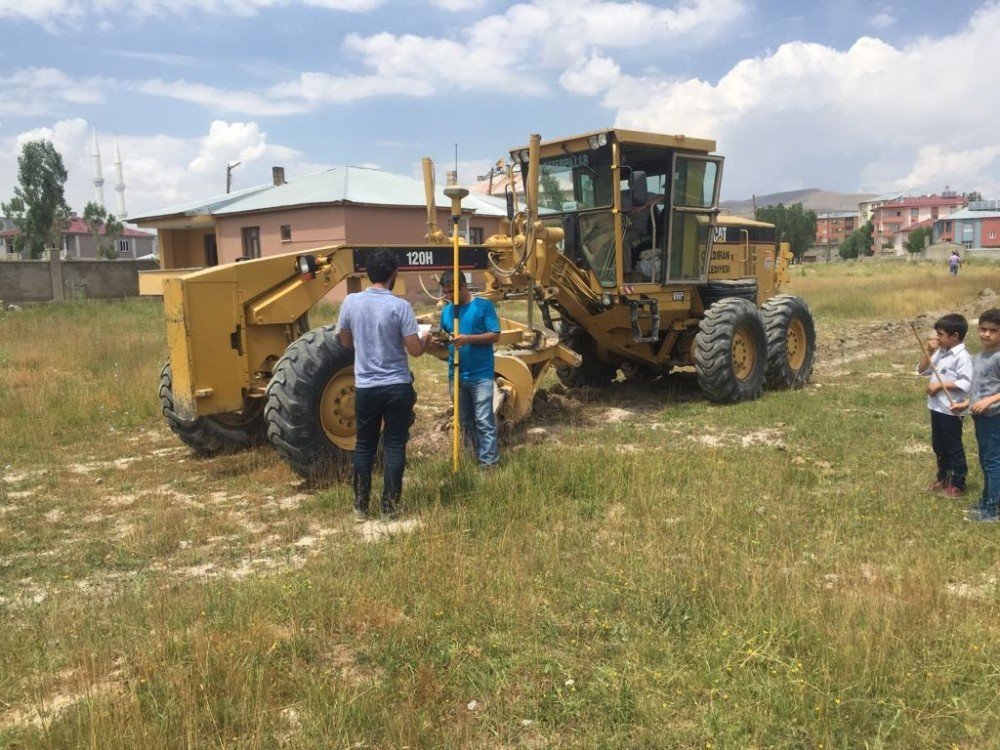 Çaldıran’da Yol Açma Çalışması