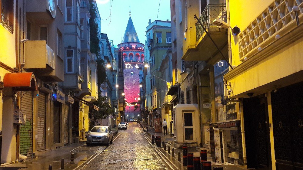 Türk Bayrağı Yansıtılan Galata Kulesi Büyüledi