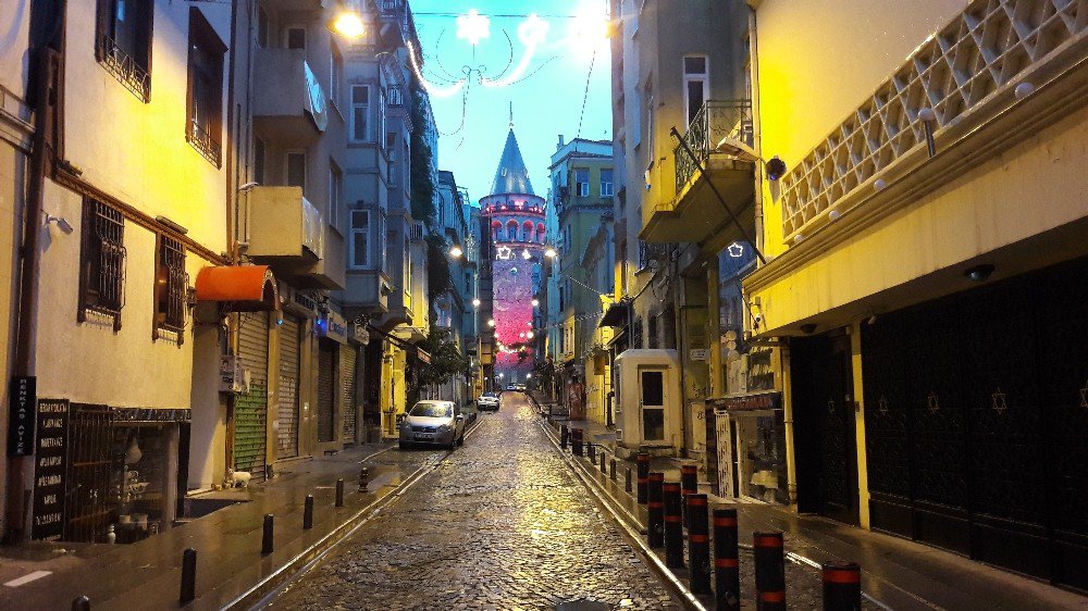 Türk Bayrağı Yansıtılan Galata Kulesi Büyüledi