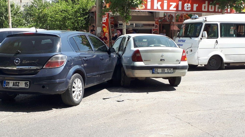 İki Otomobil Kavşakta Çarpıştı