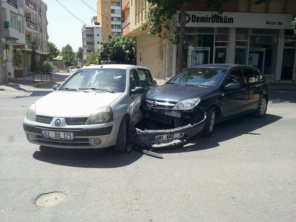 İki Otomobil Kavşakta Çarpıştı