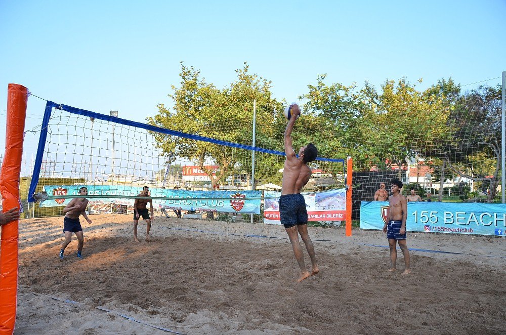 Kemer’de Plaj Voleybolu Turnuvası Düzenlendi